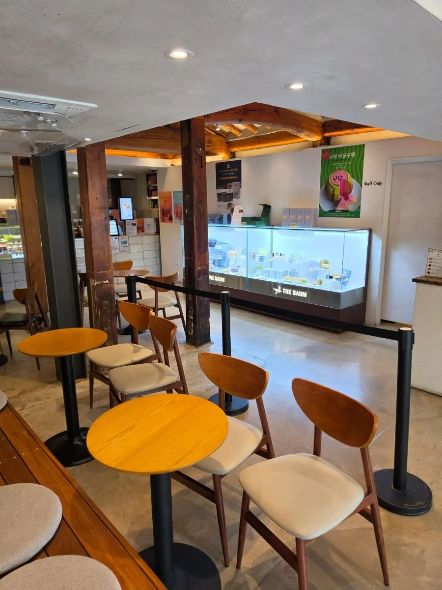 1st-floor seating with 2- and 4-person tables