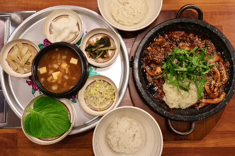 더돌판 산본점 돌판 제육볶음 상차림