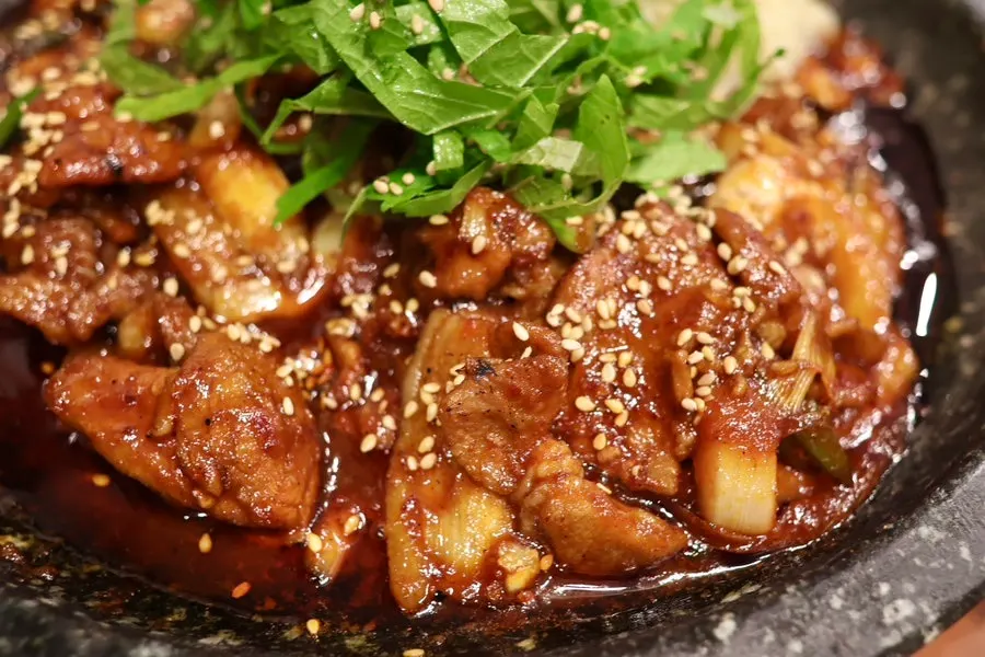 제육볶음 정식 반찬과 찌개가 놓인 식탁