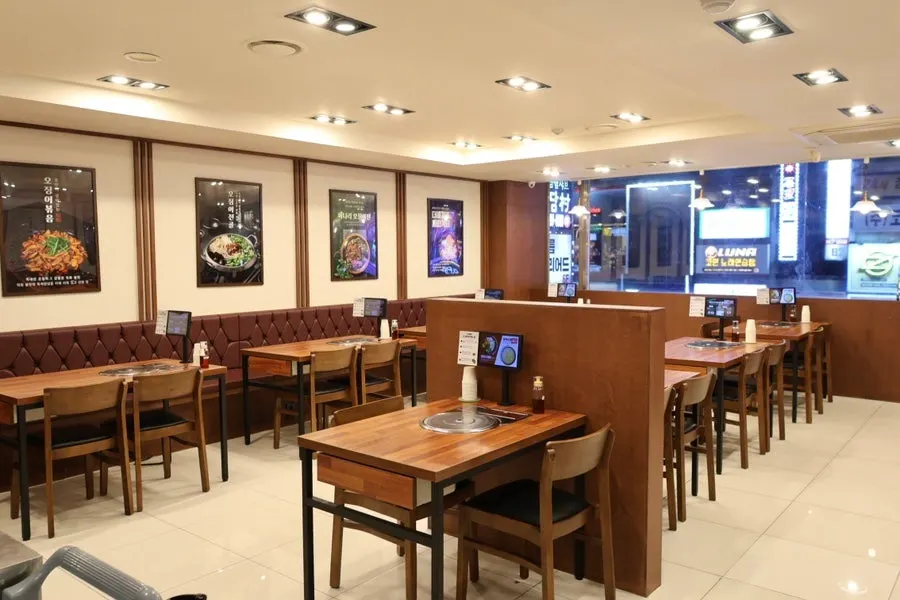 깔끔하게 관리된 더돌판 산본점 내부