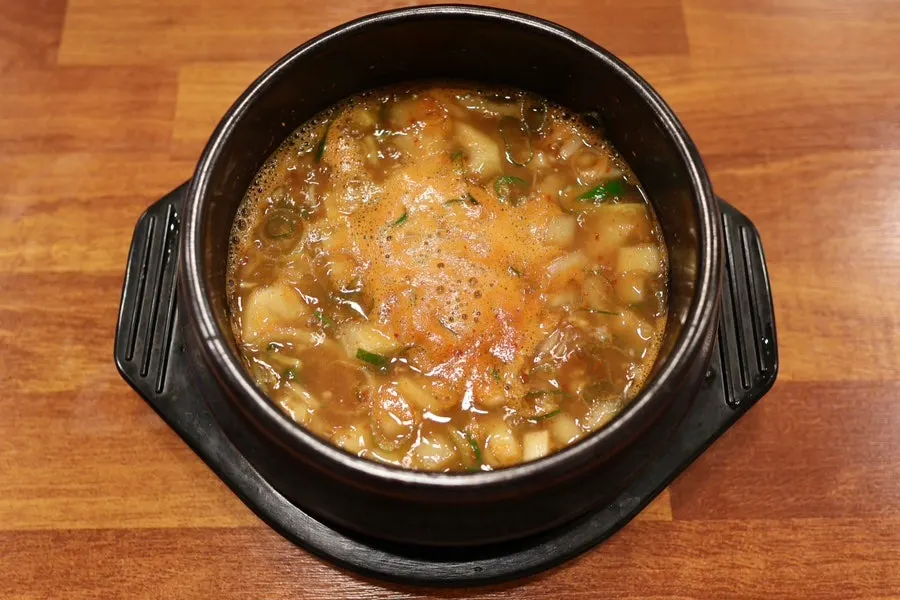양은쟁반에 담긴 어묵볶음 쌈무 콩나물무침 깻잎