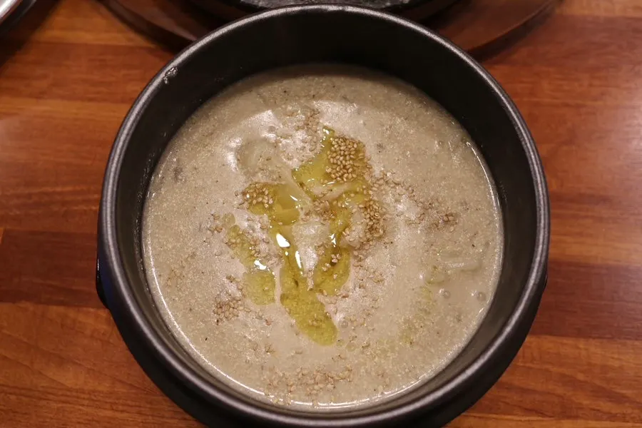 양념에 비벼진 소면 한 젓가락