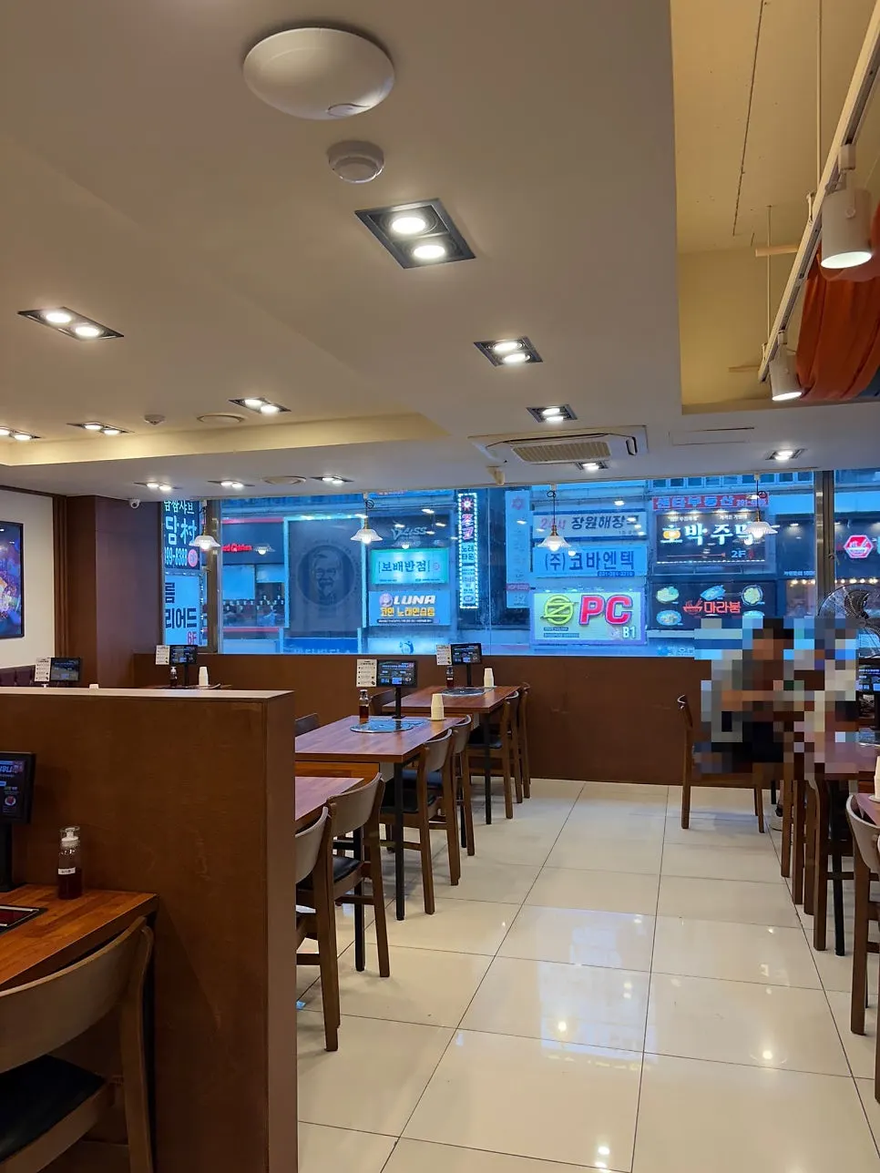 Spacious dining hall with floor-to-ceiling windows at Deodolpan Sanbon Branch