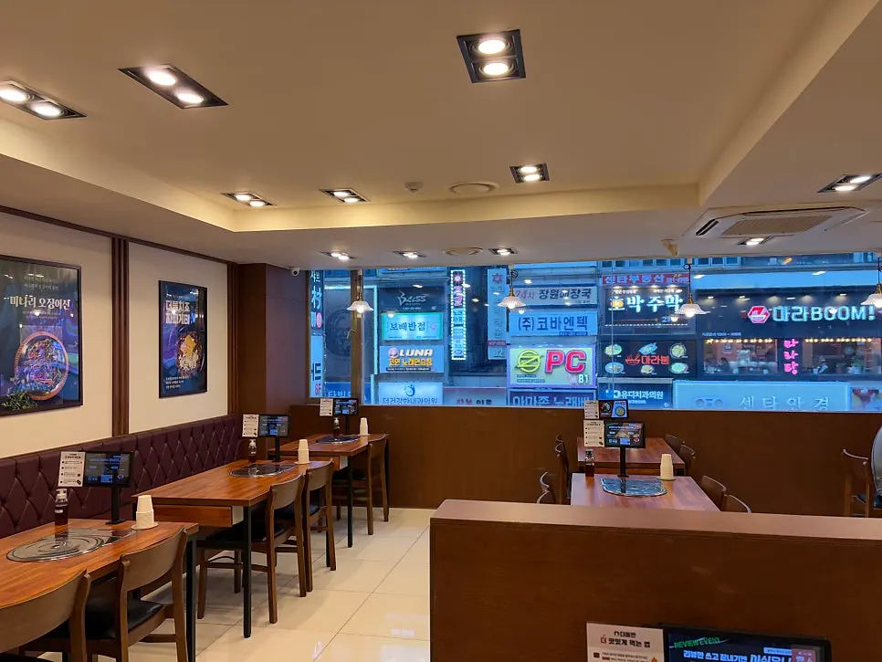 Table seating with generous spacing at Deodolpan Sanbon Branch