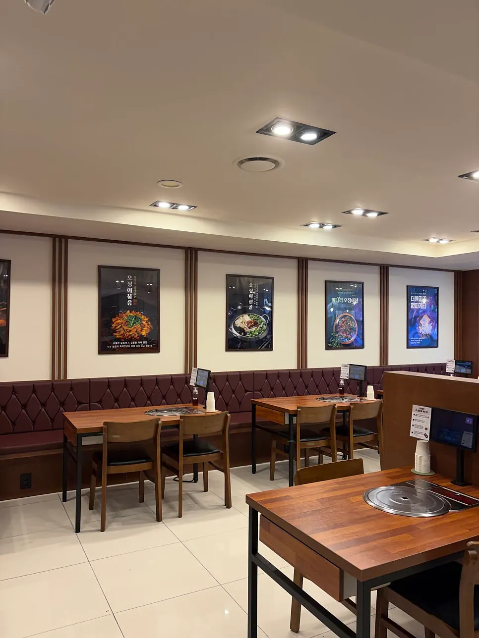 Interior of Deodolpan Sanbon Branch with group seating area