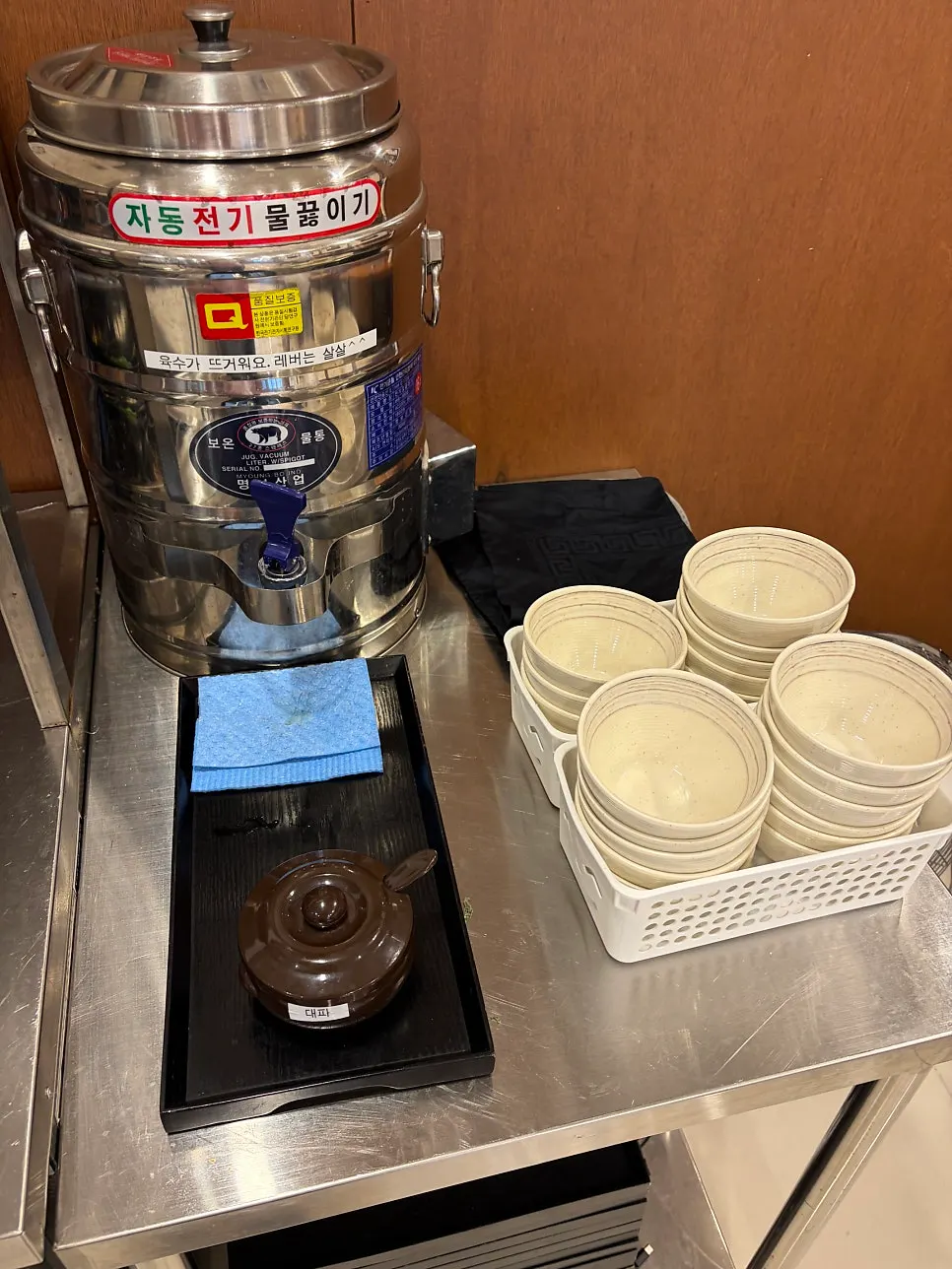 Side dish containers at the self-serve bar