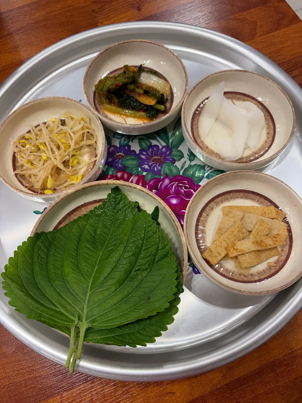 Basic side dishes including bean sprouts and young radish kimchi