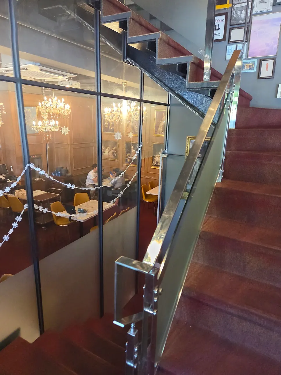 Interior entrance area with a chandelier hanging from the ceiling
