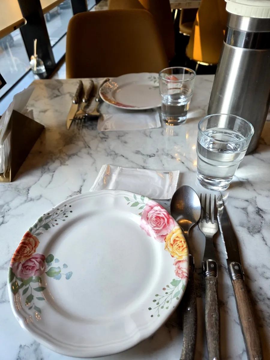 Table set with flower-shaped plates at The European Gwanggyo