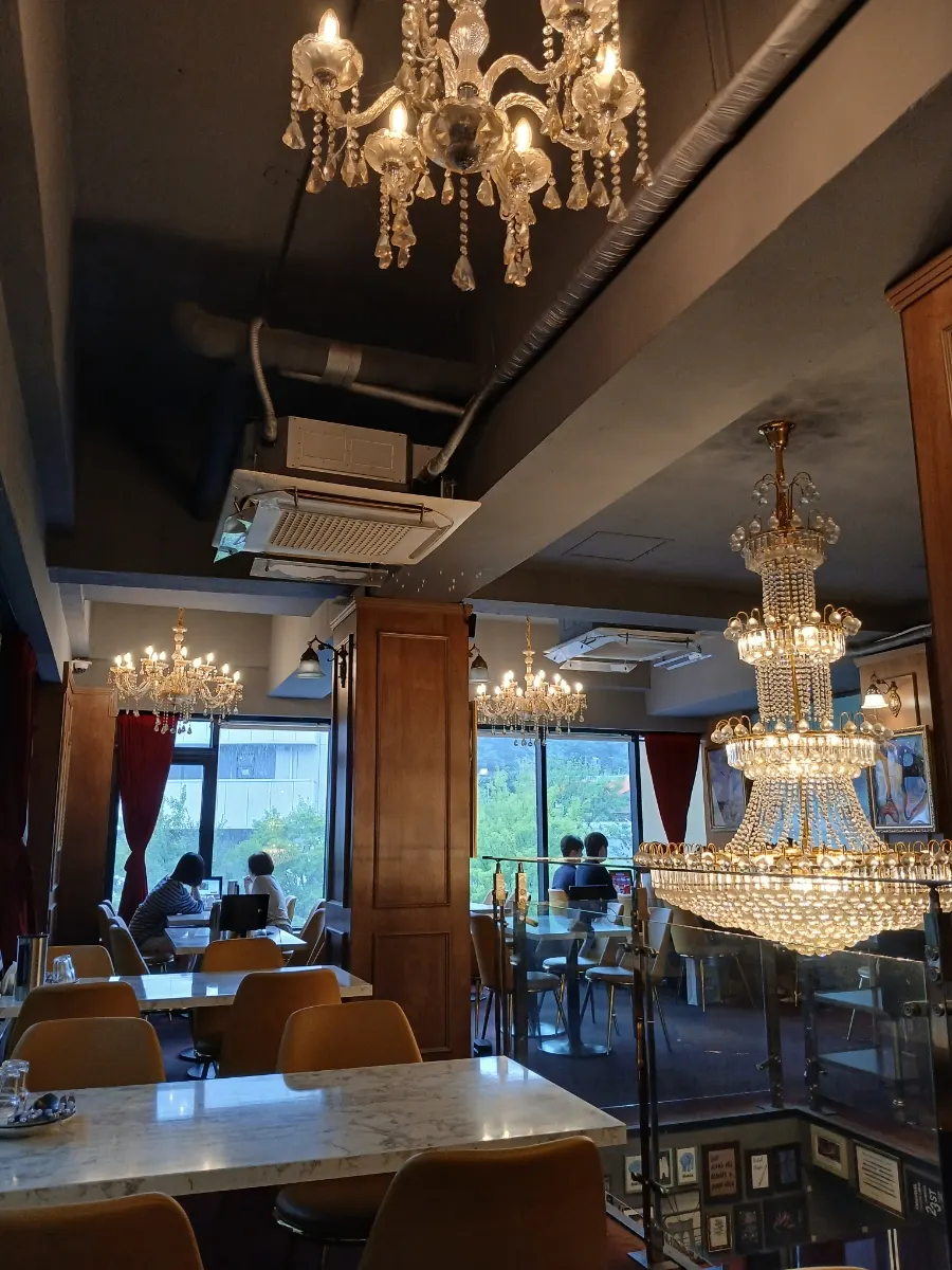 Interior decor with chandelier lighting