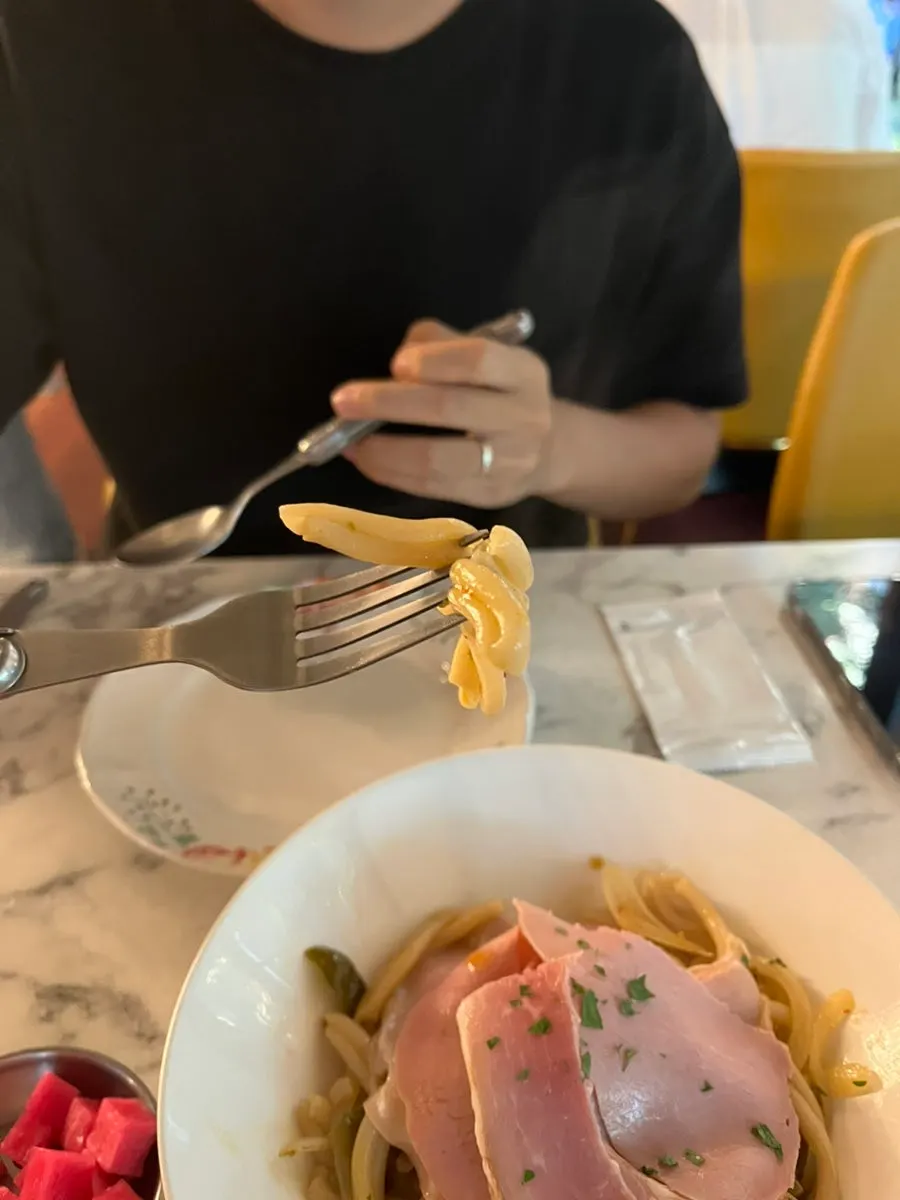Oil pasta topped with jambon