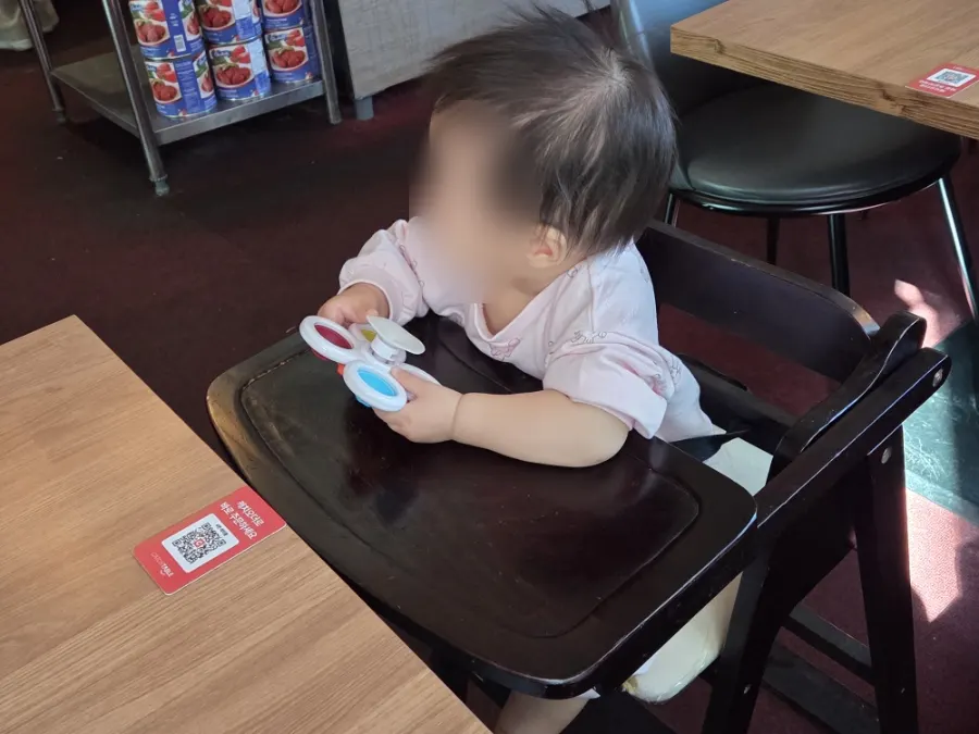 여유 있는 간격의 테이블 좌석
