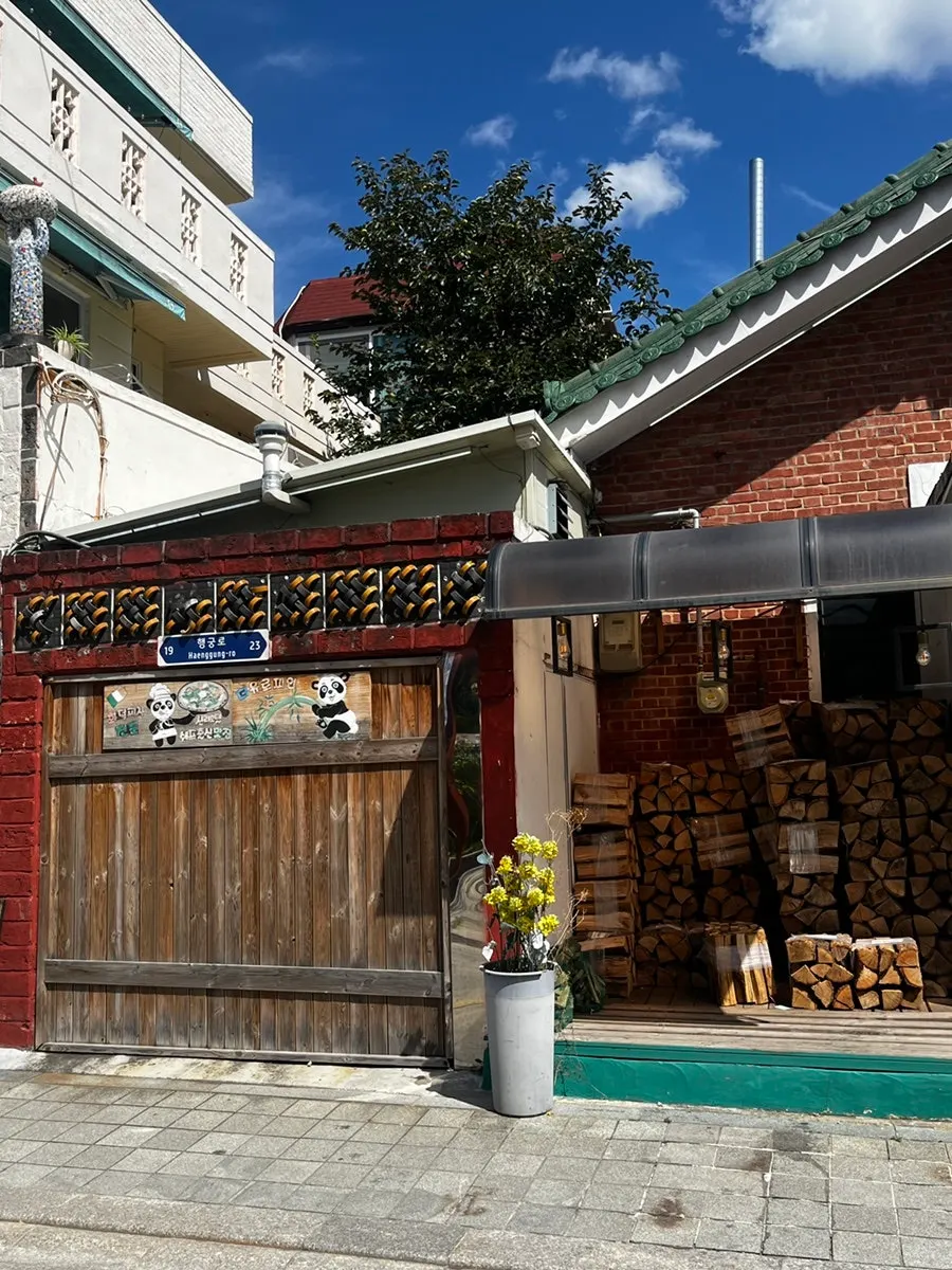 Entrance of The European seen from the Haenggung-dong alley