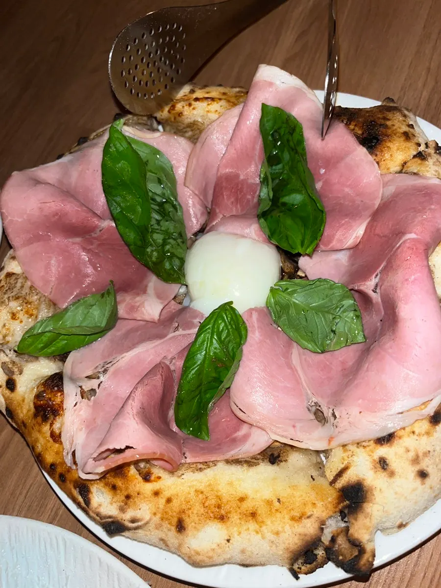 A whole jambon truffle funghi pizza