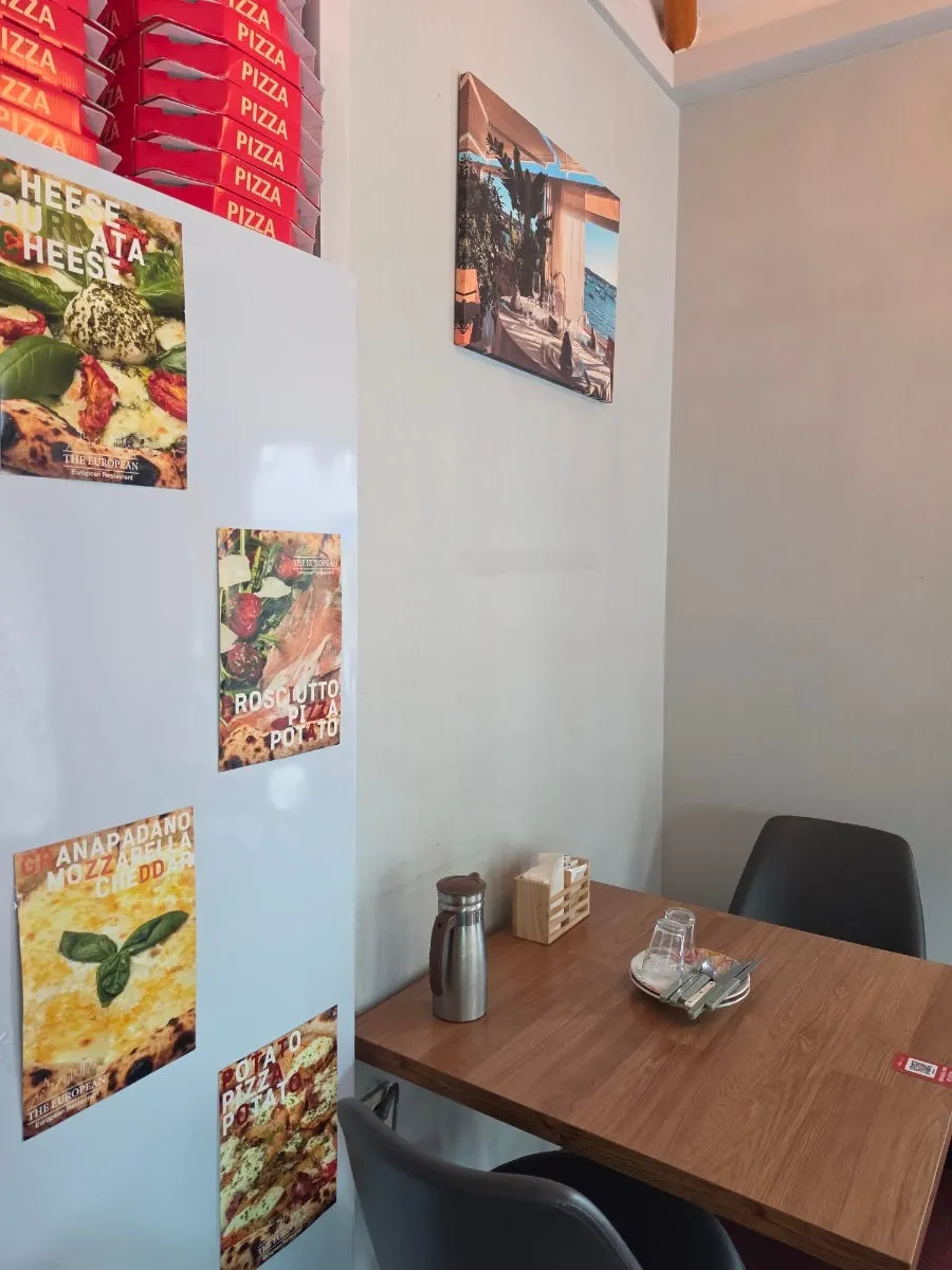 샹들리에와 레드 커튼으로 꾸민 홀 좌석