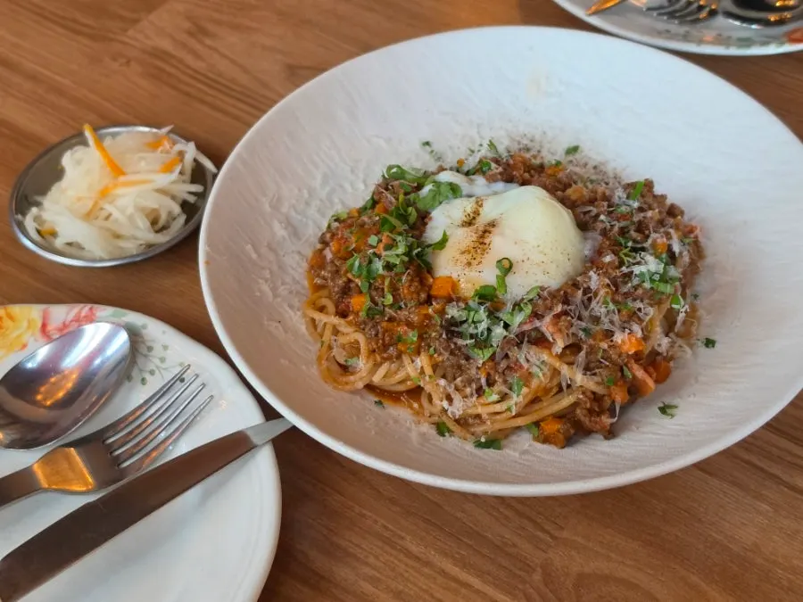 테이블에 차려진 소고기 라구 생면 파스타
