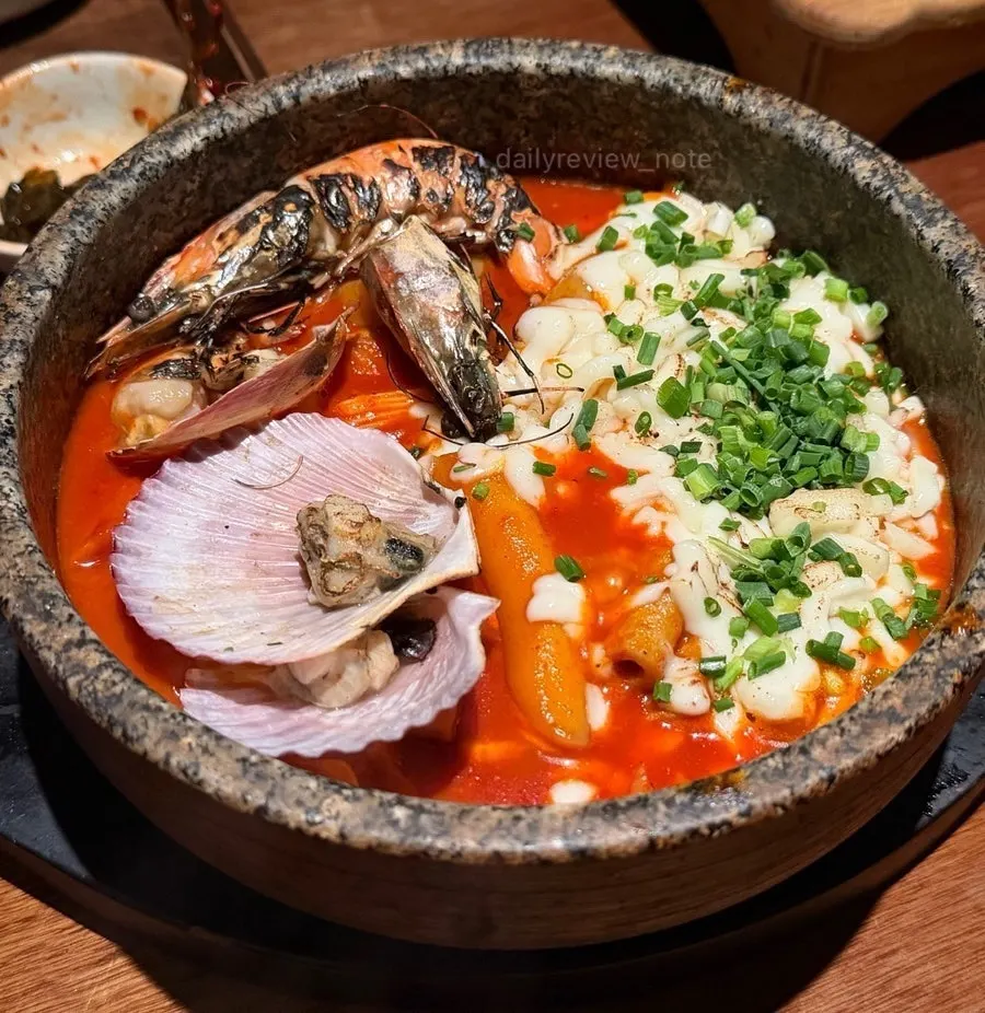더기와 압구정본점 해물치즈떡볶이 클로즈업