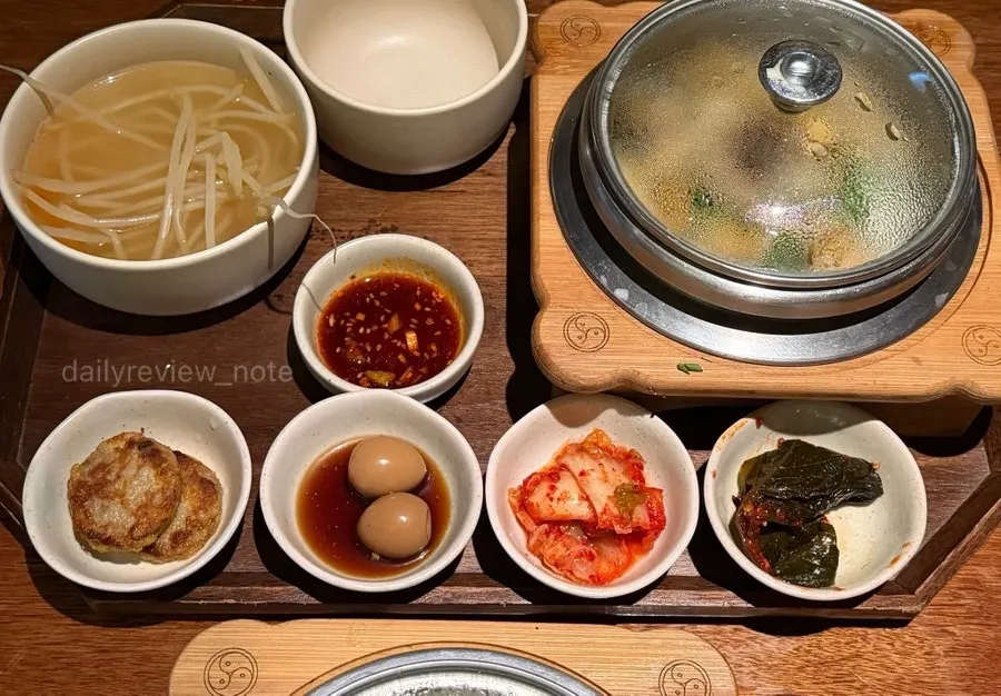 전복솥밥과 함께 나온 반찬과 맑은 국 상차림