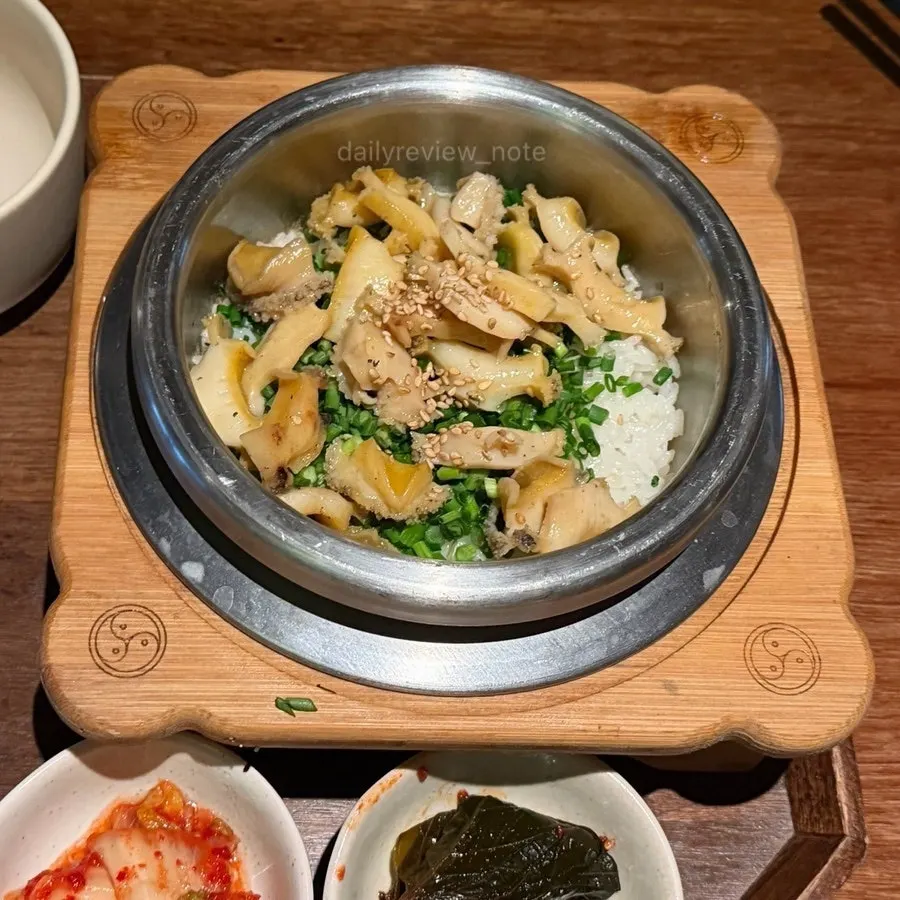 김치와 장아찌, 메추리알, 동그랑땡 반찬 구성