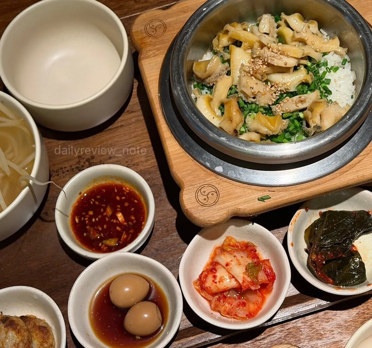 뚜껑을 연 전복솥밥과 얇게 썬 전복