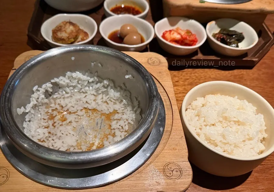 그릇에 덜어낸 전복솥밥 한 그릇