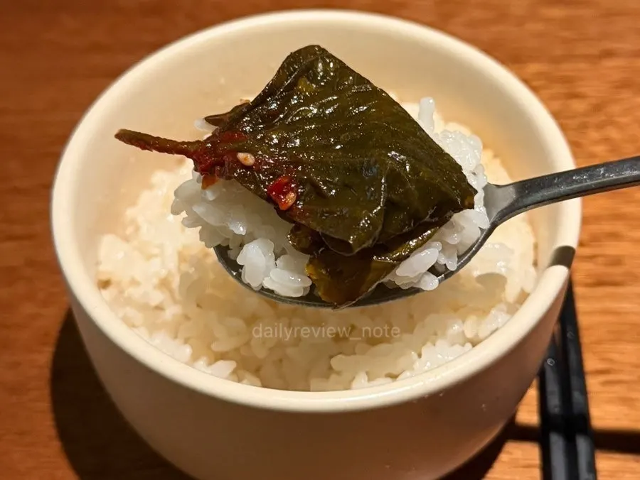 솥밥에 곁들인 동그랑땡과 깻잎장아찌