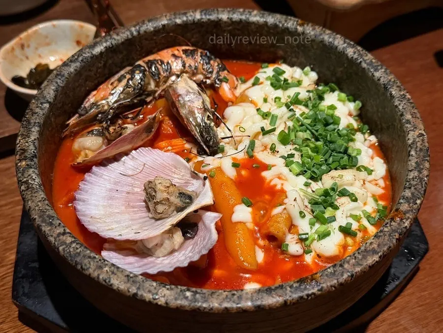 돌솥에 담겨 나온 해물치즈떡볶이