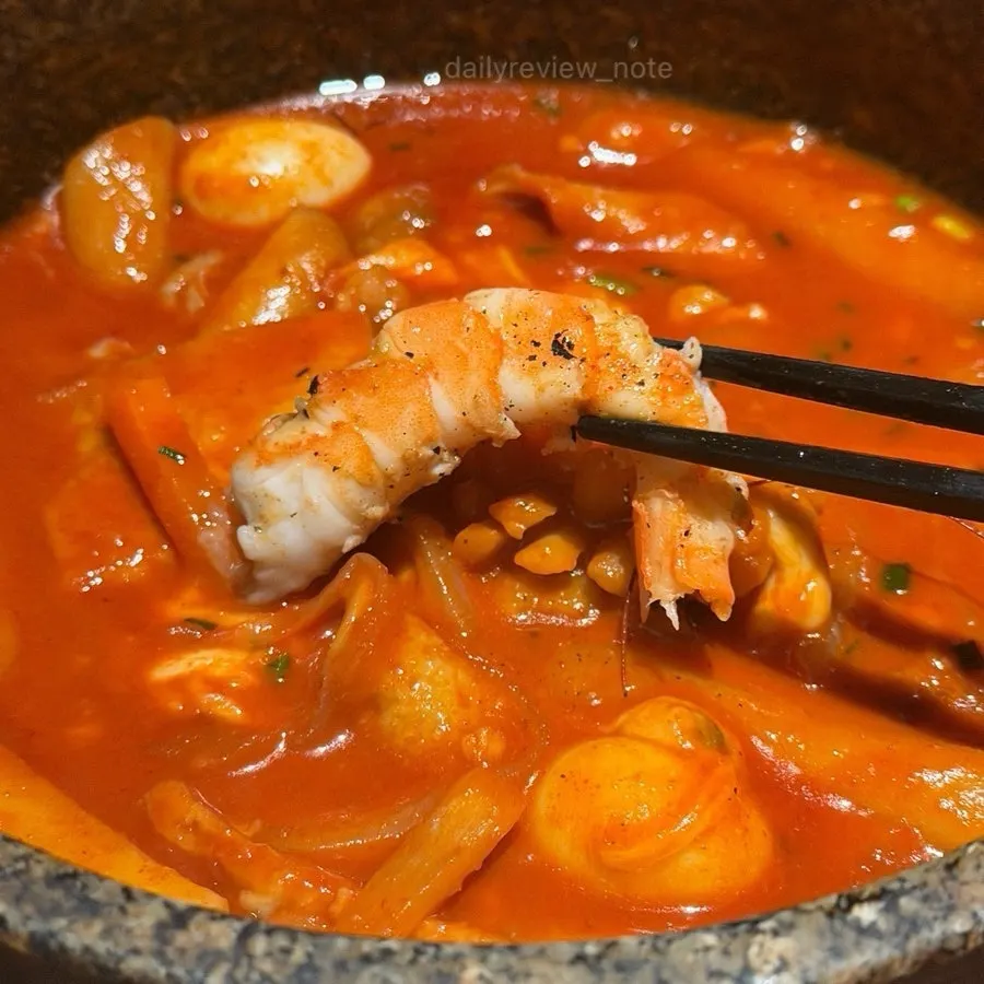 치즈와 쪽파가 올라간 해물치즈떡볶이 윗면