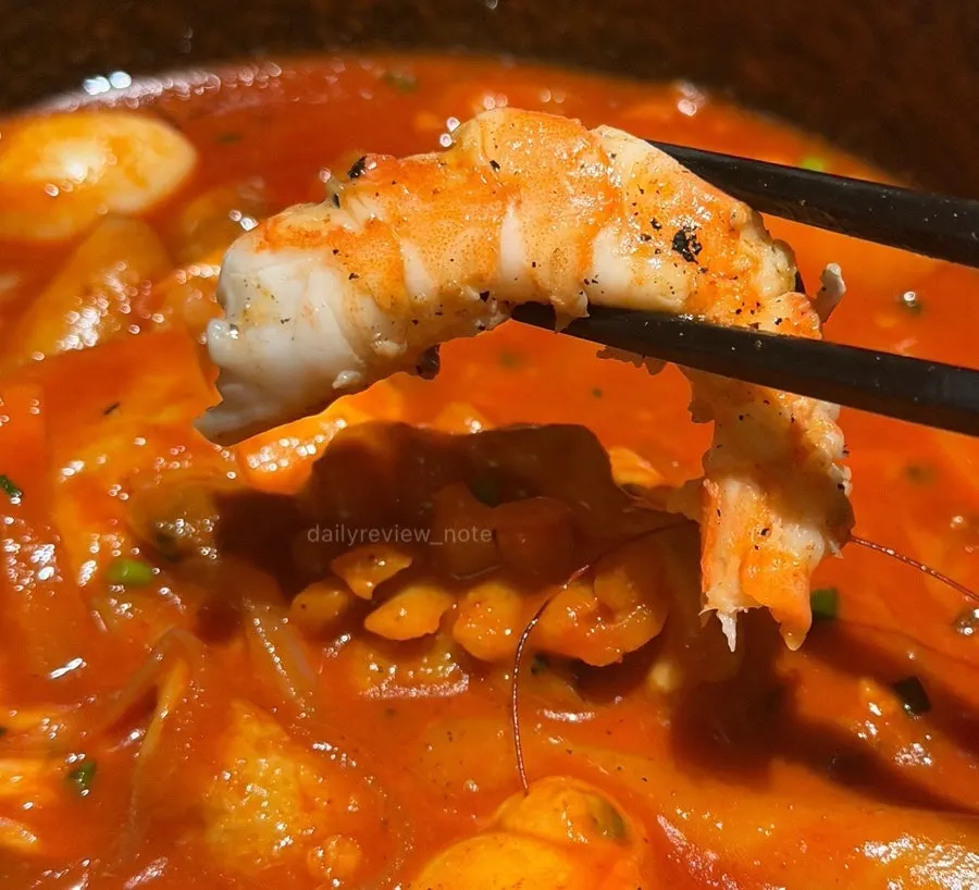 떡볶이 속 새우와 가리비 해산물
