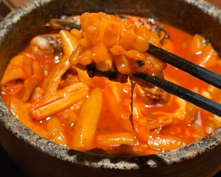 떡과 어묵, 메추리알이 든 떡볶이