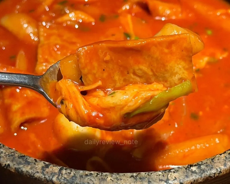 해물 감칠맛이 도는 떡볶이 국물