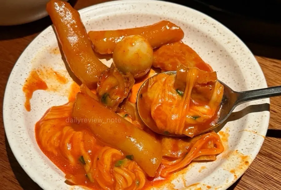 젓가락으로 길게 늘어나는 치즈