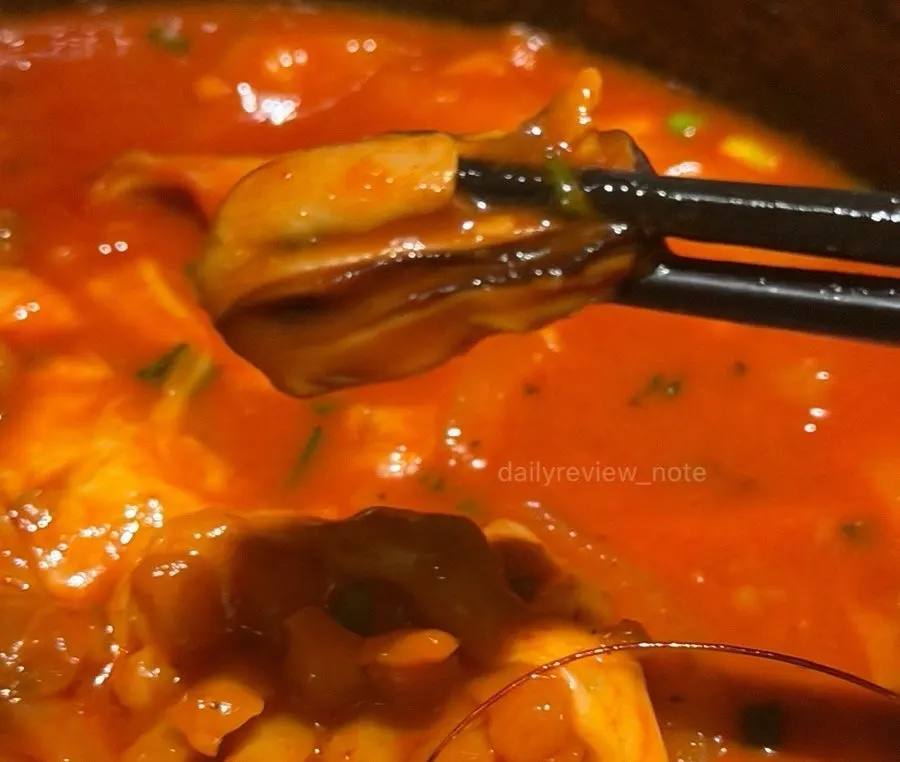 치즈에 버무려진 떡과 어묵