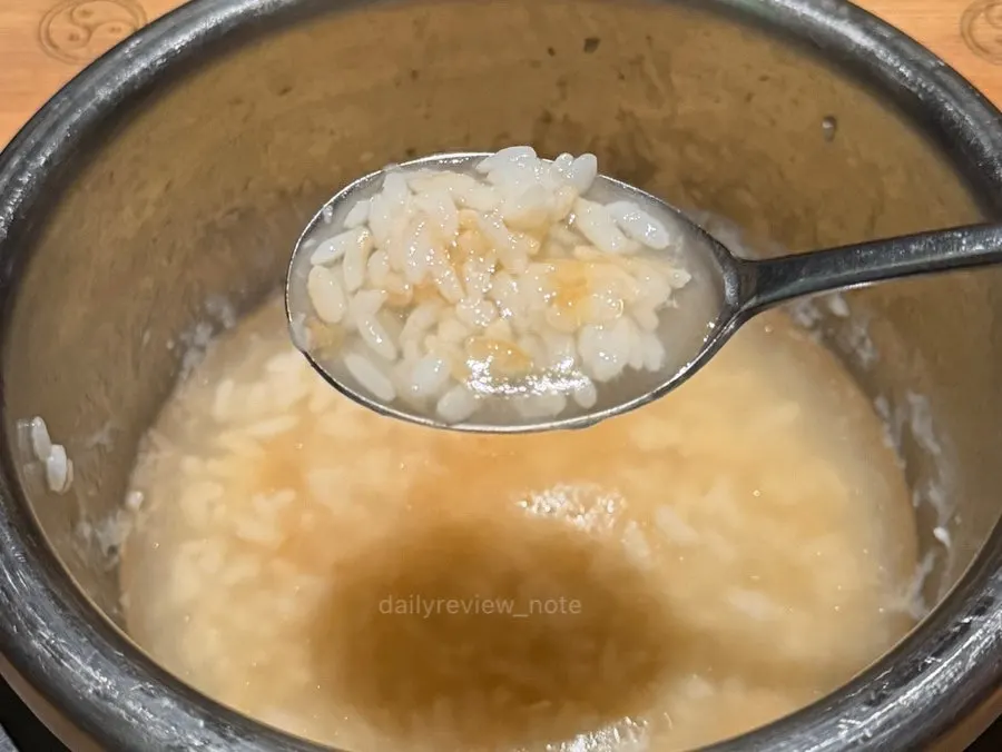 물을 부어 만든 솥밥 숭늉
