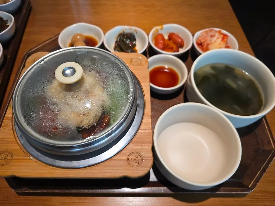 차려진 장어 솥밥 정식 한상