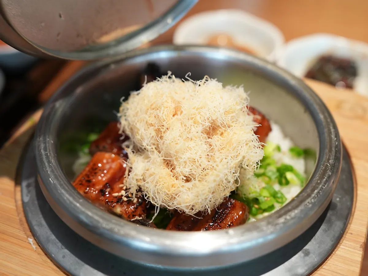 두툼한 장어가 올라간 솥밥