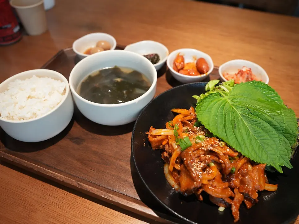 불향 입힌 제육쌈정식 상차림