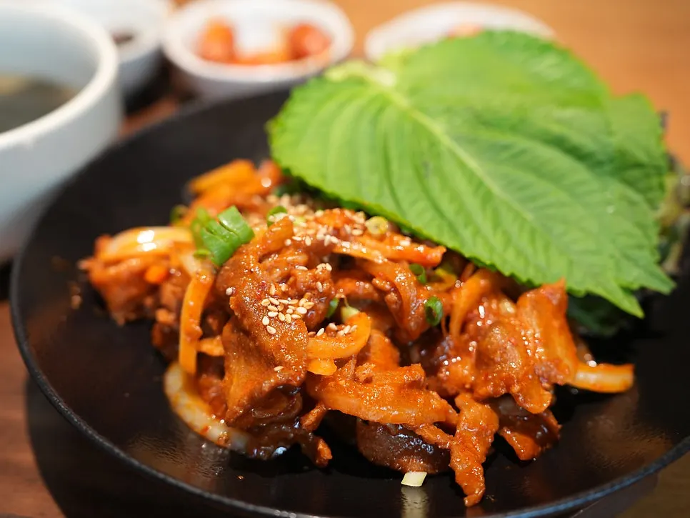 제육과 정갈한 밑반찬