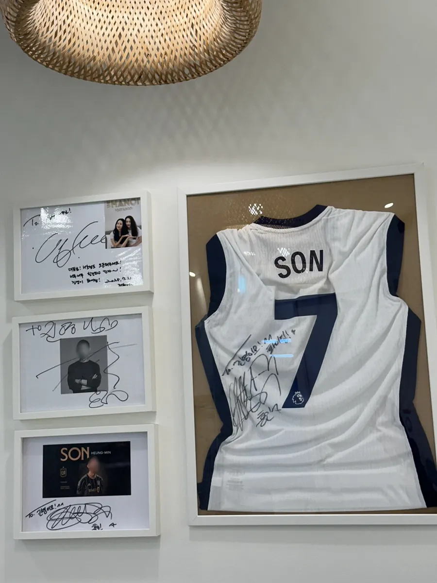 Autógrafo de un futbolista colgado en el local