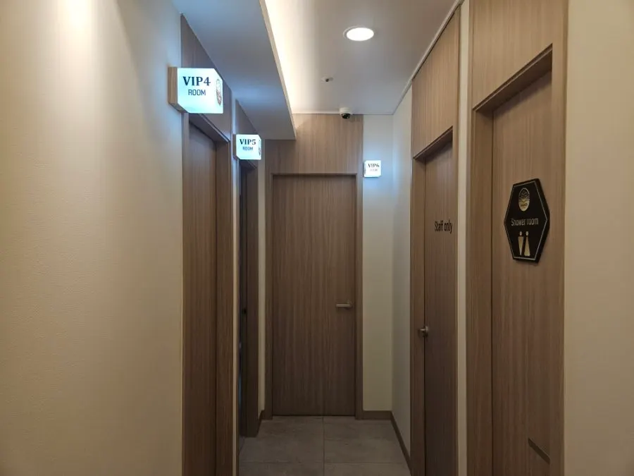 분리된 관리실이 있는 매장 복도