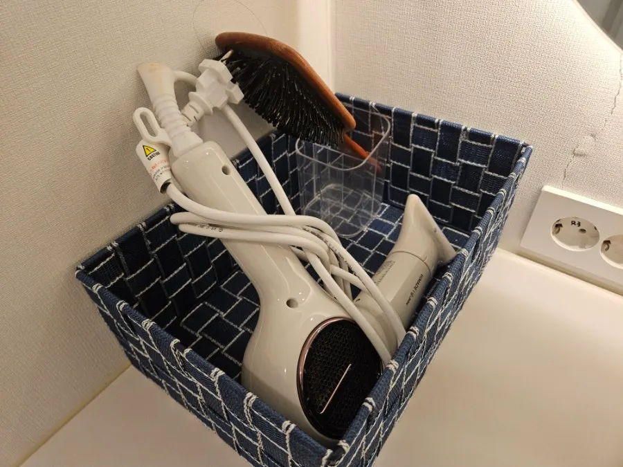 머리끈과 로션, 드라이기가 비치된 파우더룸