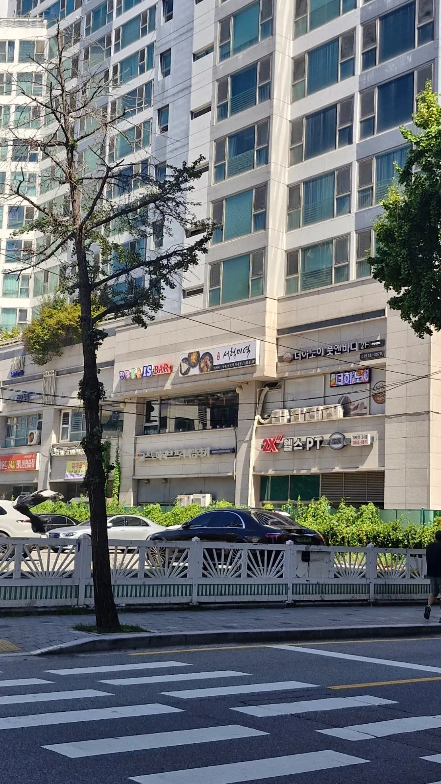 가락시장역 건너편 2층 더하노이풋앤바디 간판이 보이는 거리