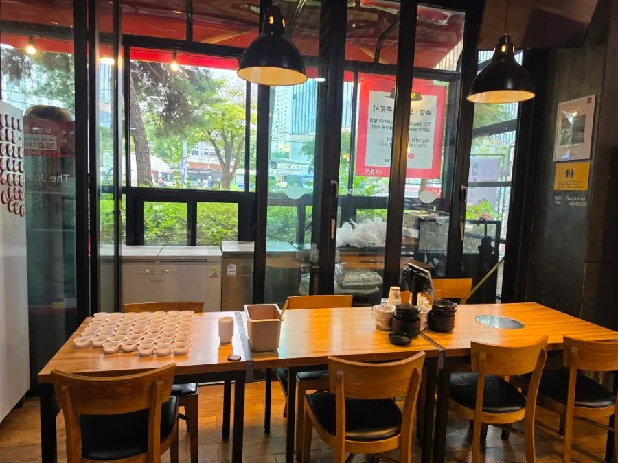 Set tables in the jokbal restaurant dining hall