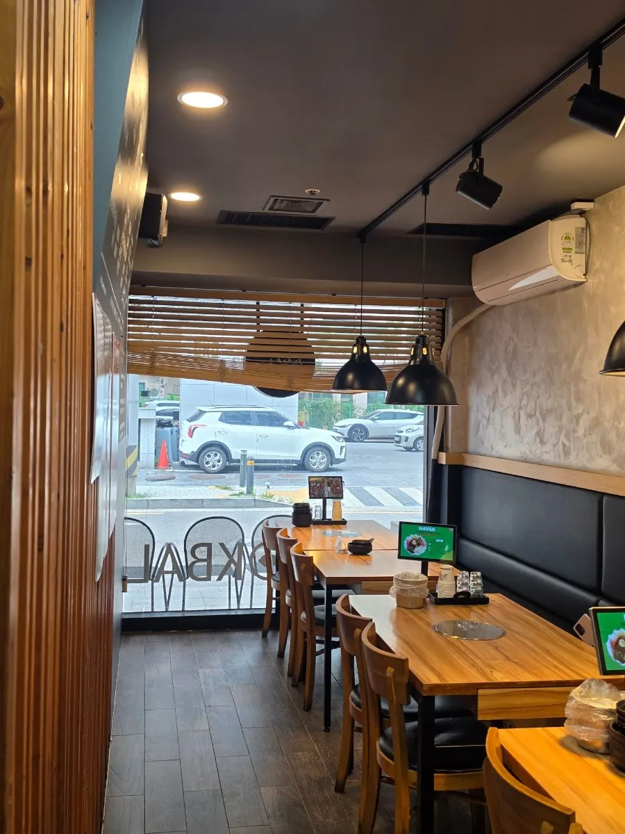 Interior wall and table layout