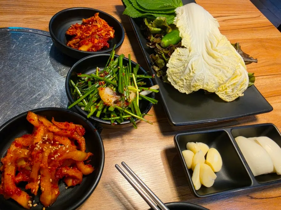 Basic wrap greens and side dishes served