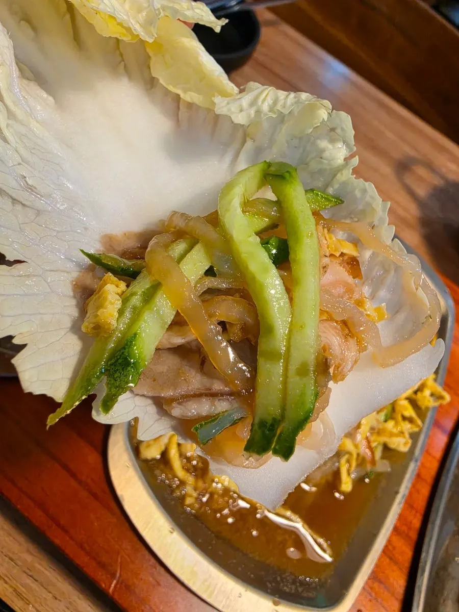 Cold jokbal with cucumber and jellyfish