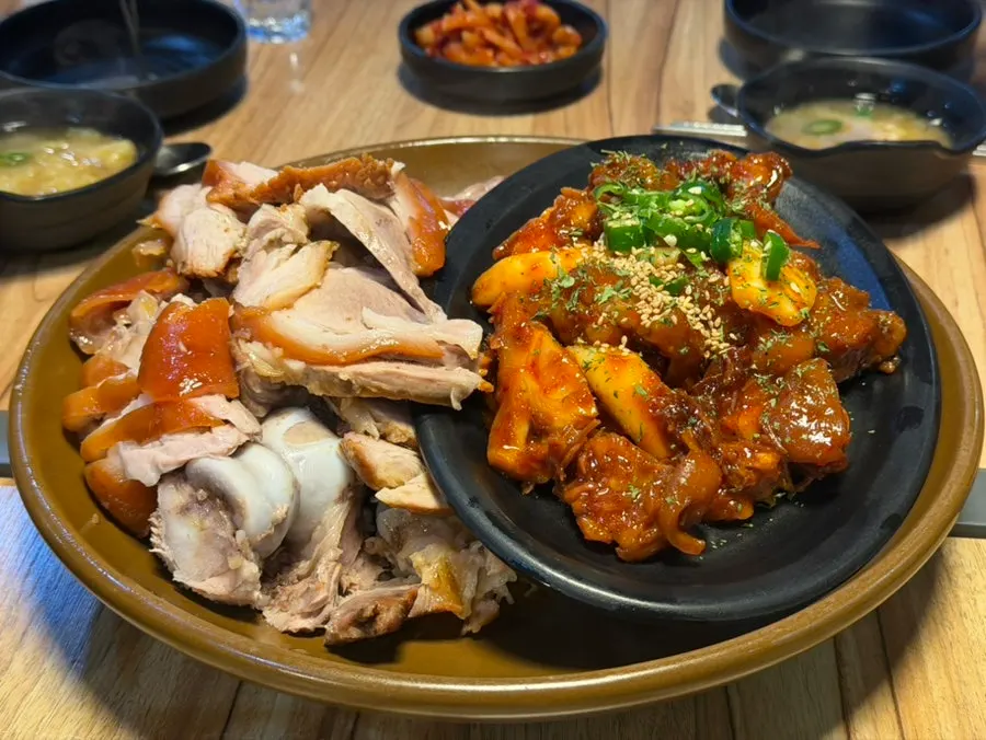 A glossy plate of half-and-half front leg jokbal