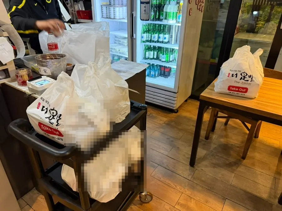 지하 주차장으로 내려가는 매장 주차 안내