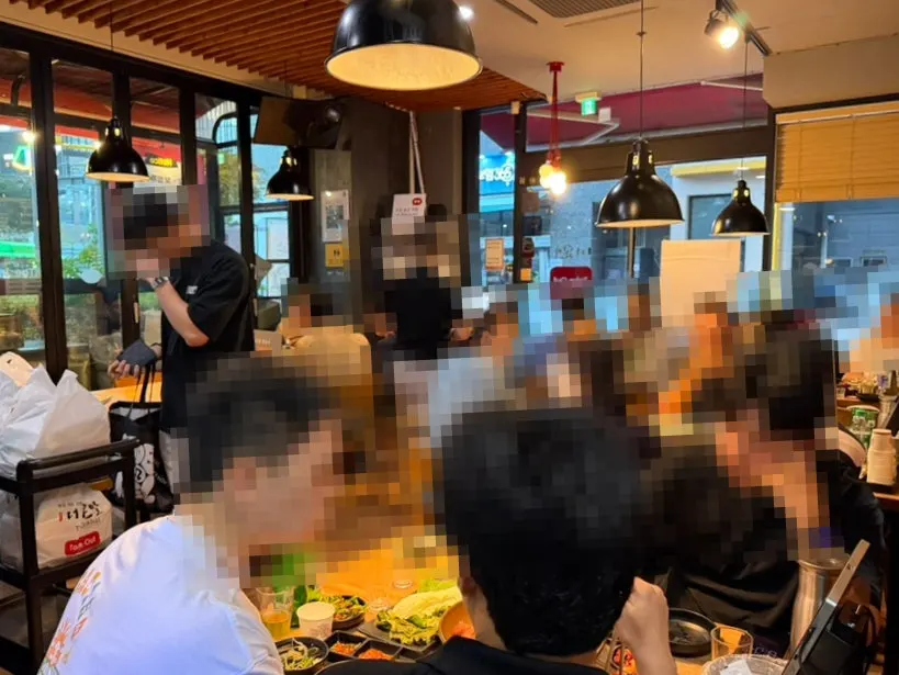 손님으로 붐비는 더족발 매장 내부