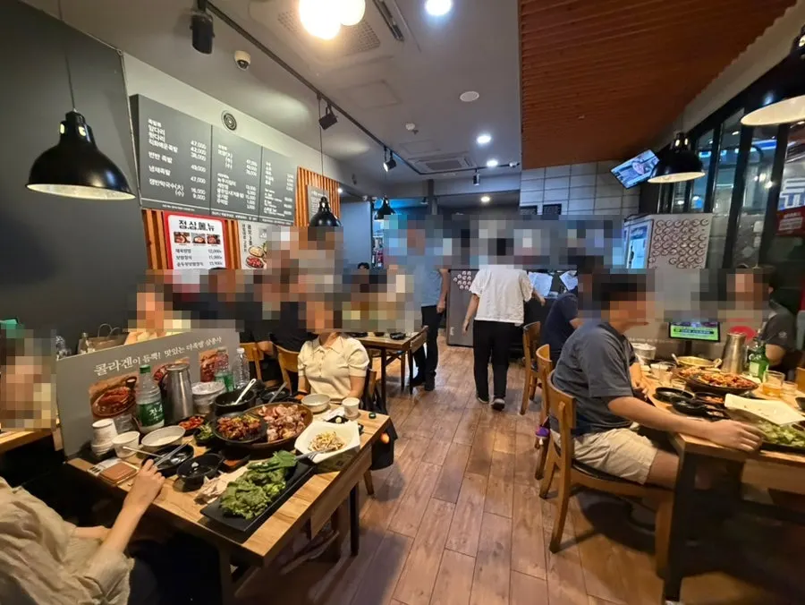 4인 테이블이 놓인 족발집 홀